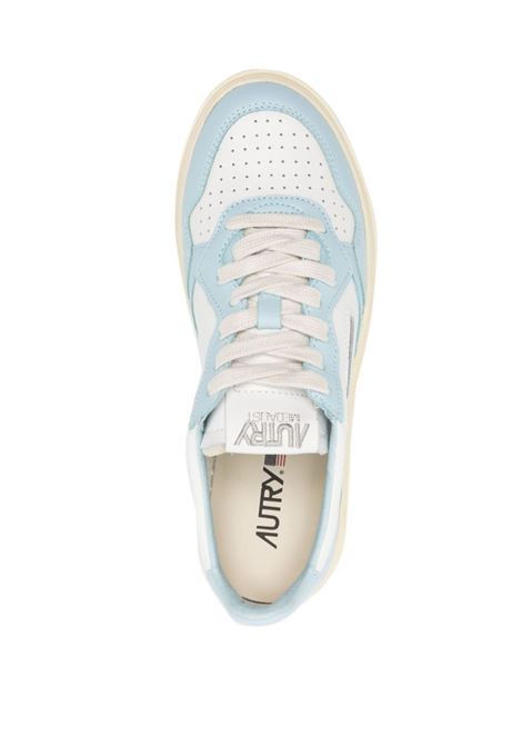 Sneakers in pelle di vitello celeste e bianca con logo Autry sul lato AUTRY | AULW-WB40WHT/ST BLUE